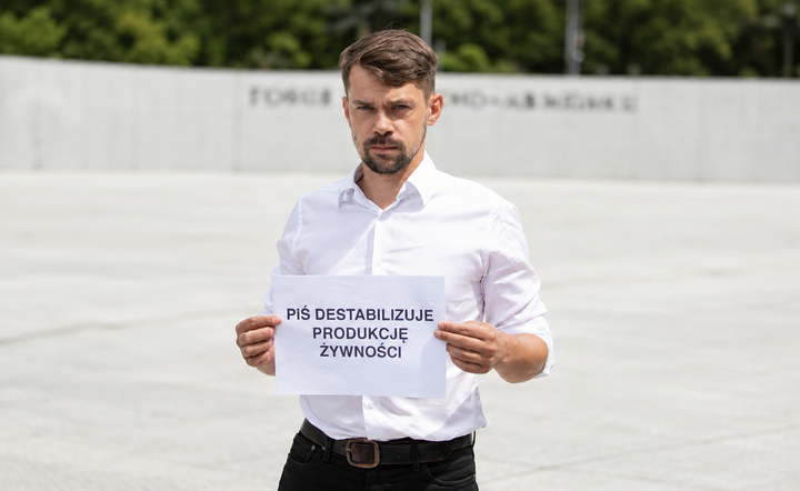 Michał Kołodziejczak z hasłem: "PiS destabilizuje produkcje żywności" / autor: Fratria