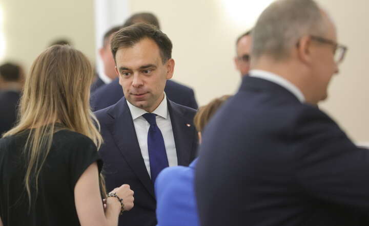 Minister finansów Andrzej Domański (C) przed posiedzeniem rządu w KPRM w Warszawie / autor: PAP/Rafał Guz