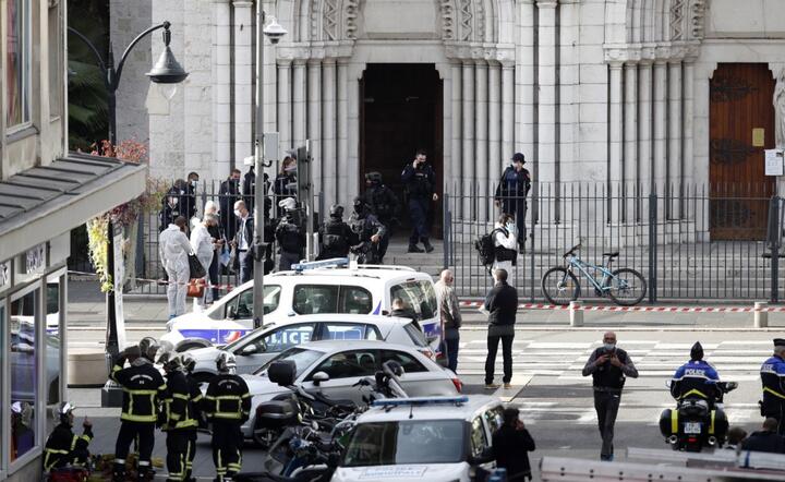 Po ataku nożownika w Nicei / autor: PAP/EPA/SEBASTIEN NOGIER