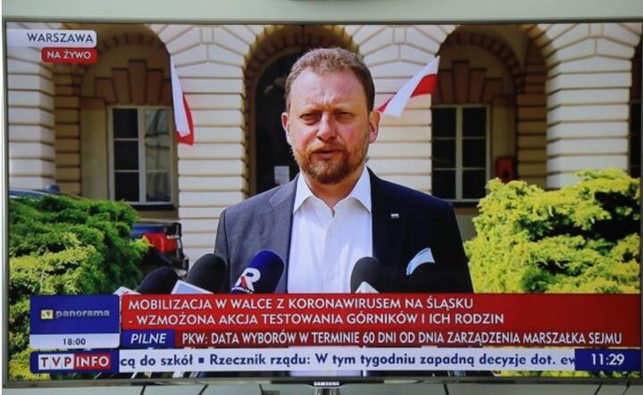 Minister zdrowia Łukasz Szumowski podczas transmitowanej w TV konferencji prasowej, przed siedzibą Ministerstwa Zdrowia w Warszawie, 11 bm. Spotkanie dot. m.in. dużej ilości zakażeń koronawirusem w woj. śląskim.  / autor: PAP/Wojciech Olkuśnik