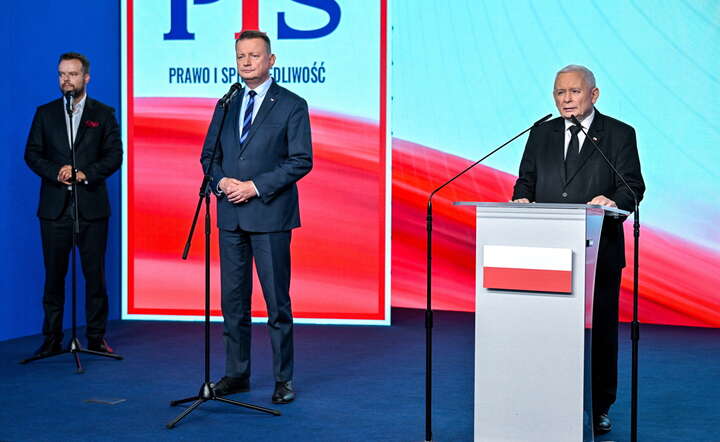Prezes PiS Jarosław Kaczyński (P), przewodniczący KP PiS Mariusz Błaszczak (C) oraz rzecznik PiS Rafał Bochenek (L) podczas konferencji prasowej  / autor: PAP/Radek Pietruszka