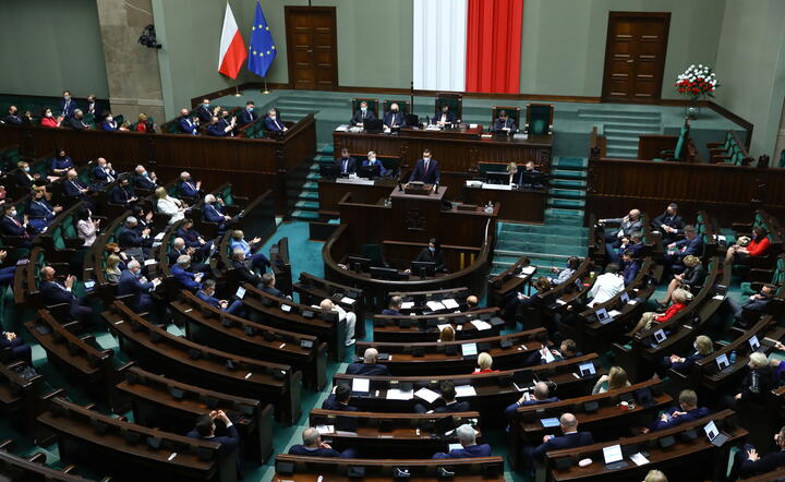Zobacz głosowanie w Sejmie - ważą się losy Krajowego Planu Odbudowy (wideo)