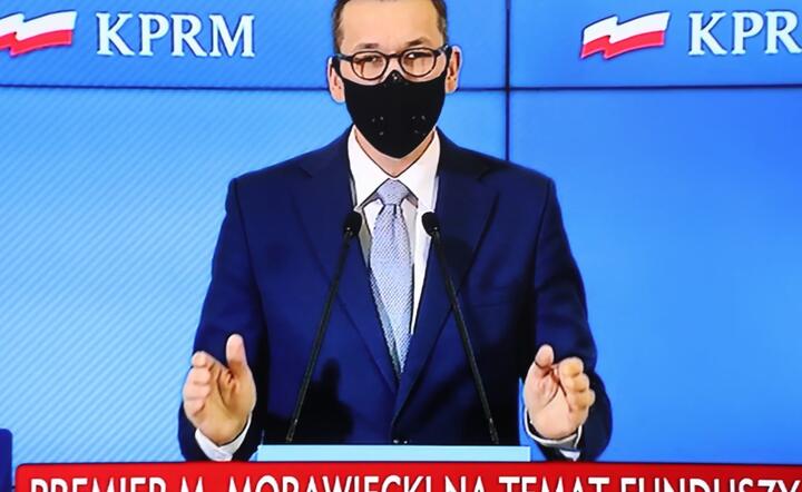 Premier Mateusz Morawiecki podczas transmisji konferencji prasowej / autor: PAP/Albert Zawada