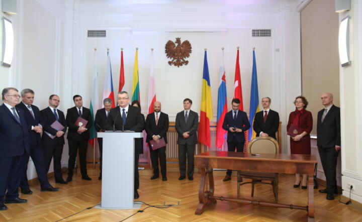 Minister infrastruktury i budownictwa Andrzej Adamczyk przemawia podczas konferencji prasowej po podpisaniu deklaracji o dalszej współpracy w rozwoju korytarza Via Carpatia, fot. PAP/Leszek Szymański