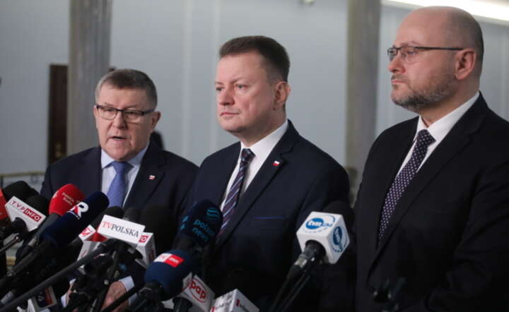  Przewodniczący KP PiS Mariusz Błaszczak (C) oraz posłowie PiS Zbigniew Kuźmiuk (L) i Andrzej Kosztowniak (P) podczas konferencji prasowej w Sejmie w Warszawie / autor: PAP/Albert Zawada