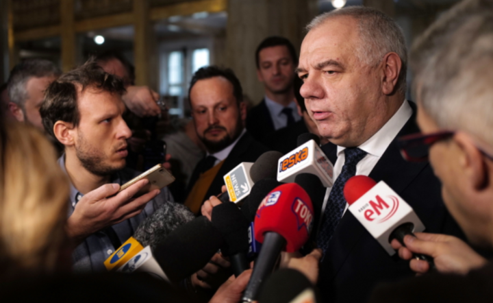 Wicepremier, minister aktywów państwowych Jacek Sasin (P) podczas rozmów płacowych przedstawicieli górniczych związków zawodowych i zarządu Polskiej Grupy Górniczej. / autor: PAP/Andrzej Grygiel