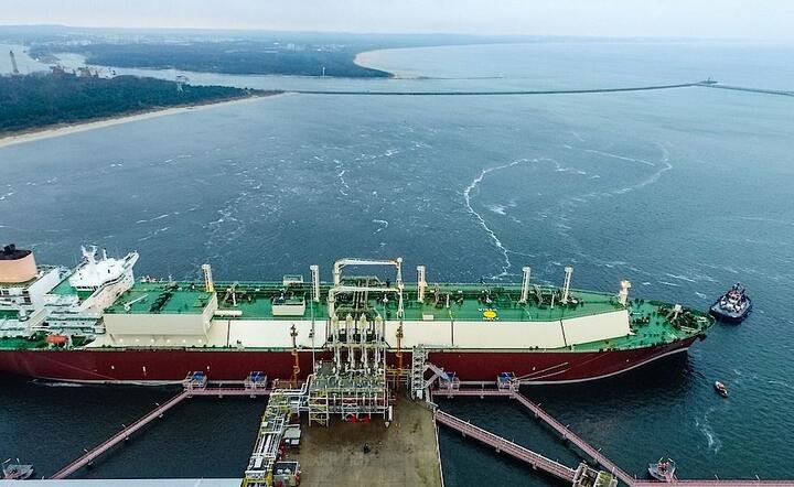 Gazowiec z dostawą LNG przy nabrzeżu gazoportu w Świnoujściu, fot. Polskie LNG
