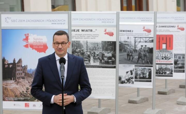 Premier Mateusz Morawiecki podczas otwarcia wystawy plenerowej "Najdalsza Polska. Szczecin 1945-1948", 28 bm. w Warszawie / autor: PAP/Wojciech Olkuśnik