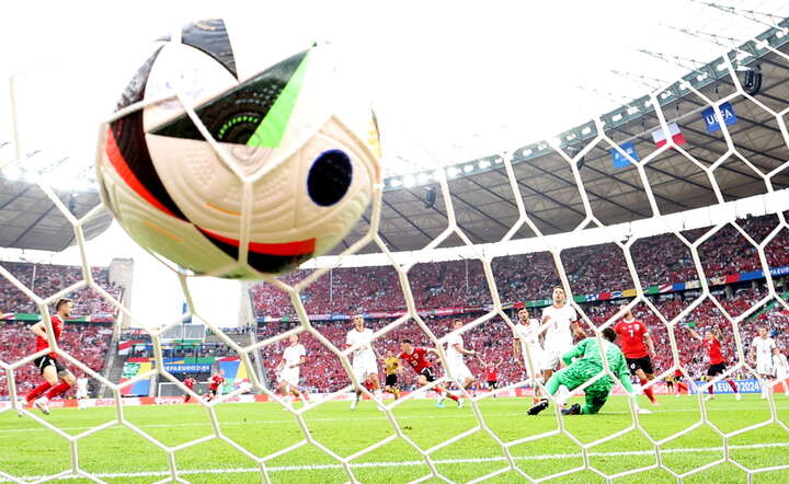 Mecz Polska-Austria. Piłka w polskiej bramce / autor: HANNIBAL HANSCHKE/EPA/PAP