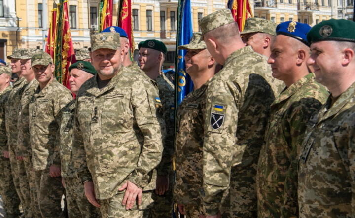 Dowódca Sił Zbrojnych Ukrainy gen. Wałerij Załużny (C-L) podczas uroczystych obchodów Dnia Niepodległości Ukrainy, 24 bm. w Kijowie / autor:  PAP/Vladyslav Musiienko