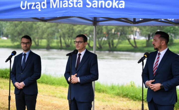 Premier Mateusz Morawiecki (C), burmistrz Sanoka Tomasz Matuszewski (P) oraz poseł do Parlamentu Europejskiego Tomasz Poręba (L) podczas briefingu prasowego w Sanoku / autor: PAP/Darek Delmanowicz