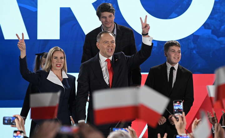 Karol Nawrocki (C) z żoną Martą (L) oraz synami Antonim (P) i Danielem (C-tył) wieczorem 1 czerwca w swoim sztabie wyborczym / autor: PAP/Marcin Obara