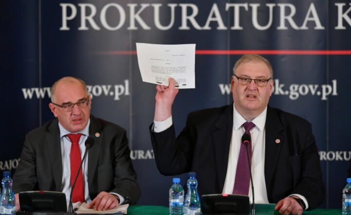 Prokurator Krajowy Bogdan Święczkowski (P) i dyrektor Departamentu do Spraw Przestępczości Gospodarczej Michał Ostrowski (L) podczas konferencji prasowej pt. 'Śledztwo dotyczące niedopełnienia obowiązków przez byłych urzędników KNF / autor: fot. PAP/ Bartłomiej Zborowski