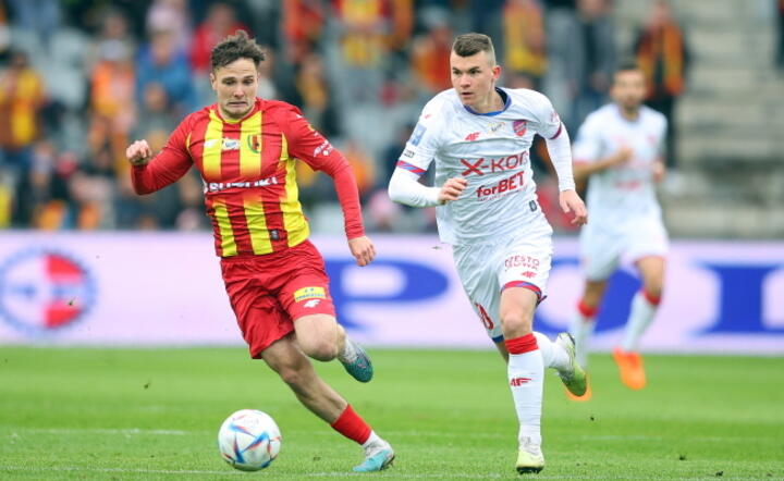 Zawodnik Korony Kielce Dalibor Takac (L) i Vladyslav Kochergin (P) z Rakowa Częstochowa podczas meczu 31. kolejki piłkarskiej Ekstraklasy / autor: PAP/Łukasz Gągulski