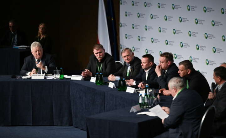 Minister rolnictwa i rozwoju wsi Czesław Siekierski (L) oraz liderzy protestów rolniczych: Andrzej Sobociński (2L), Władysław Serafin (3L), Tomasz Obszański (4L) podczas spotkania z liderami organizacji i związków rolniczych / autor: PAP/Darek Delmanowicz