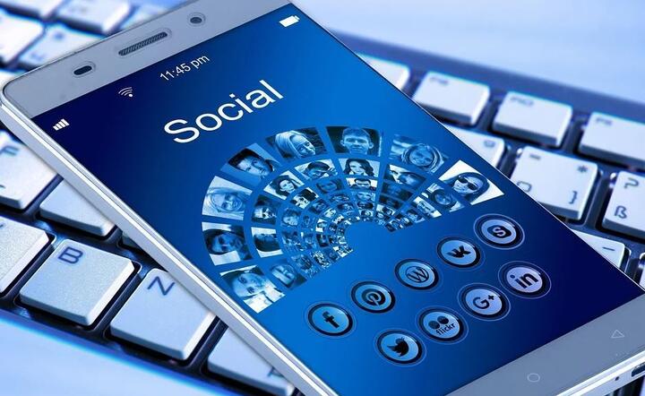 Google i Facebook pod presją australijskiego rządu. Czy będą płacić za treści?