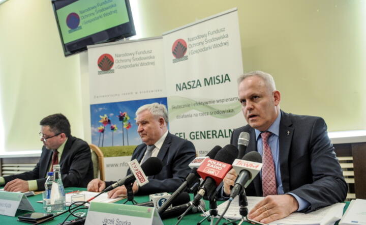 Prezes zarządu NFOŚiGW dr Kazimierz Kujda (C) oraz zastępcy prezesa Jacek Spyrka (P) i Artur Sz. Michalski (L) z zarządu Narodowego Funduszu Ochrony Środowiska i Gospodarki Wodnej, fot. PAP/Marcin Obara