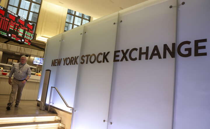 Wall Street stało się równoległym światem, w którym realne zagrożenia ustępują miejsca narracjom o przyszłości technologicznej / autor: PAP/EPA/SARAH YENESEL 