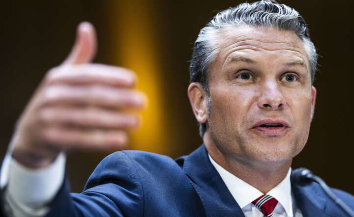 O kosztach wojny z Iranem poinformował senatorów USA Sekretarz Wojny Pete Hegseth / autor: PAP/EPA/JIM LO SCALZO