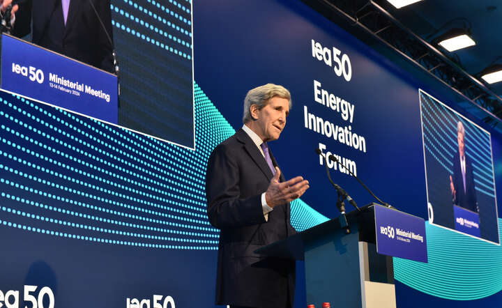 Były demokratyczny wiceprezydent USA John Kerry, znany orędownik klimatyzmu, na konferencji MAE w lutym 2024 r. / autor: Copyright © International Energy Agency