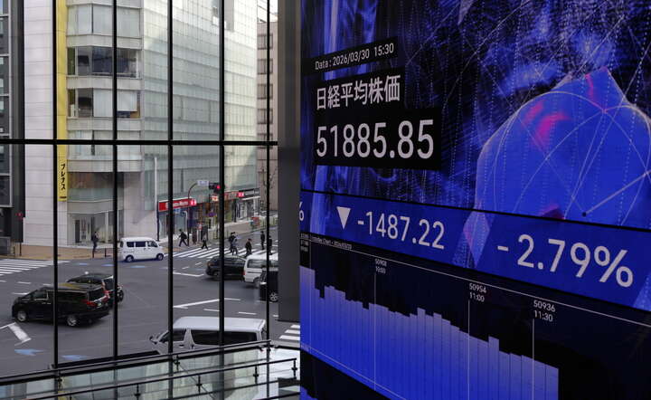 Indeks Nikkei giełdy w Tokio notuje kolejny raz silne zniżki  / autor: PAP/EPA/FRANCK ROBICHON