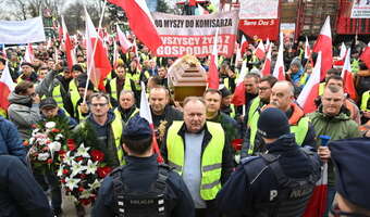 Rolnicy obrzucili jajami siedzibę unijną i palą opony