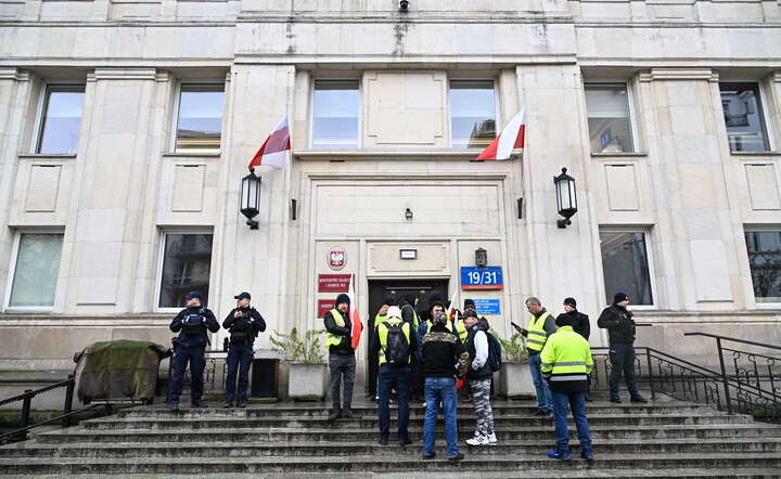 Protest rolników przed siedzibą Ministerstwa Rolnictwa i Rozwoju Wsi w Warszawie, 3 bm. Przedstawiciele orgranizacji rolniczych, którzy 2 bm. wzięli udział w rozmowach z kierownictwem MRiRW, ogłosili 48-godzinny strajk okupacyjny i pozostali w siedzibie resortu. / autor: PAP/Radek Pietruszka