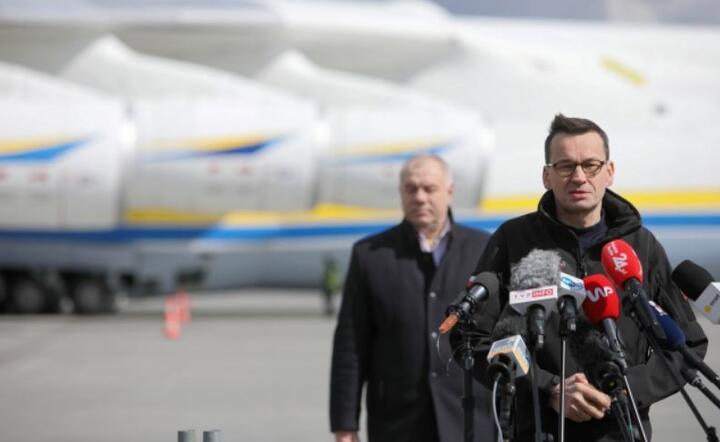 Premier Mateusz Morawiecki (P) oraz wicepremier Jacek Sasin (L) podczas konferencji prasowej, 14 bm. w Warszawie / autor: PAP/Leszek Szymański