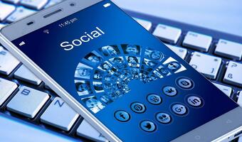 Facebook ukarany grzywną   za   Cambridge  Analytica