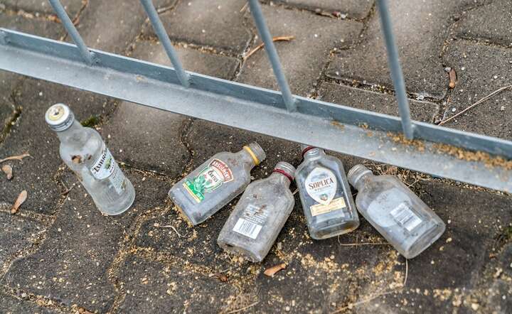 W Polsce codziennie sprzedaje się nawet trzy miliony tzw. małpek, czyli alkoholu w butelkach małej pojemności / autor: Fratria /LS