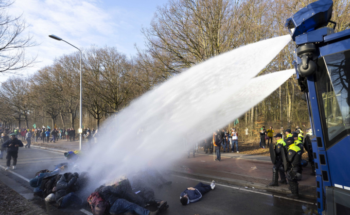 Aktywiści Extinction Rebellion blokują autostradę A12 w Hadze. / autor: PAP/EPA/Sem van der Wal