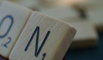 Powariowali! Lewicowa propaganda zmienia zasady... w Scrabble
