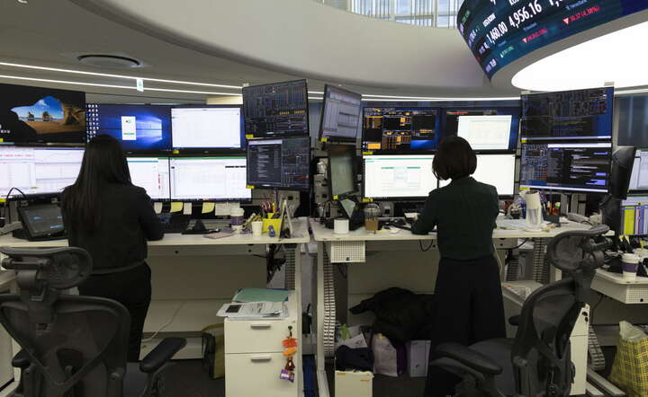 Dealerzy koreańskiego Hana Bank / autor: PAP/ EPA/JEON HEON-KYUN