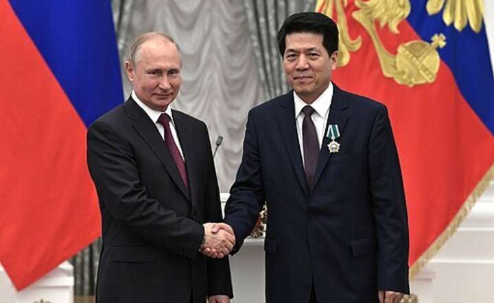 Li Hui (P) w 2019 r. w trakcie wizyty na Kremlu u prezydenta Władimira Putina (L)  / autor: Kremlin.ru, CC BY 4.0 <https://creativecommons.org/licenses/by/4.0>, via Wikimedia Commons