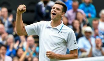 Hurkacz wygrał z królem Wimbledonu Rogerem Federerem! Spektakularny awans