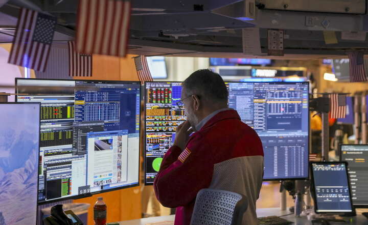 Makler na parkiecie giełdy nowojorskiej NYSE przy Wall Street, 24 lipca 2026 / autor: PAP/EPA/SARAH YENESEL