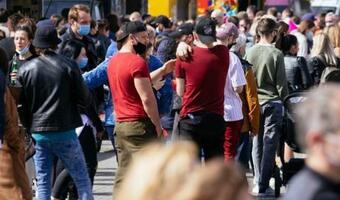 W. Brytania: Wzrost zakażeń przez młodych i niezaszczepionych