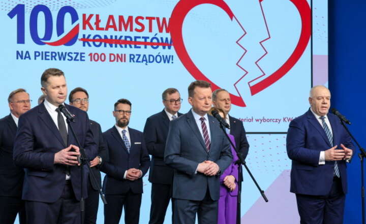  Przewodniczący KP PiS Mariusz Błaszczak (3P) oraz posłowie PiS Jacek Sasin (P), Przemysław Czarnek (2L), Paweł Hreniak (2P), Paweł Sałek (4P), Radosław Fogiel (4L), Waldemar Buda (3L) i Andrzej Gawron (L) podczas konferencji prasowej w Warszawie / autor: PAP/Paweł Supernak