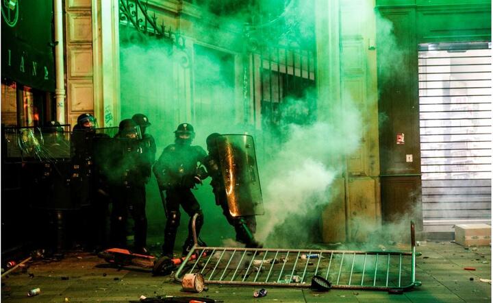 Strajki trwają pomimo ustępstw premiera / autor: PAP/EPA/YOAN VALAT