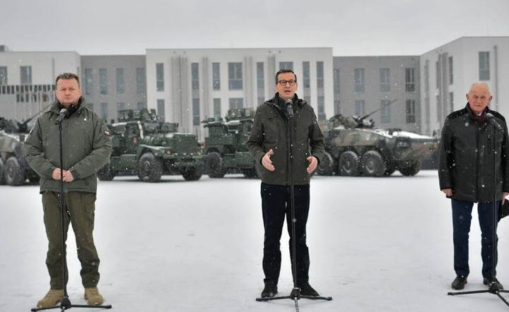 Mariusz Błaszczak, Mateusz Morawiecki i Krzysztof Tchórzewski  / autor: PAP/Przemysław Piątkowski 