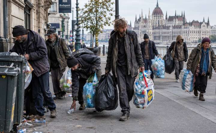 Węgry mają coraz większy problem ze zbieraczami butelek objętych kaucją. (zdj. poglądowe) / autor: AI / GS