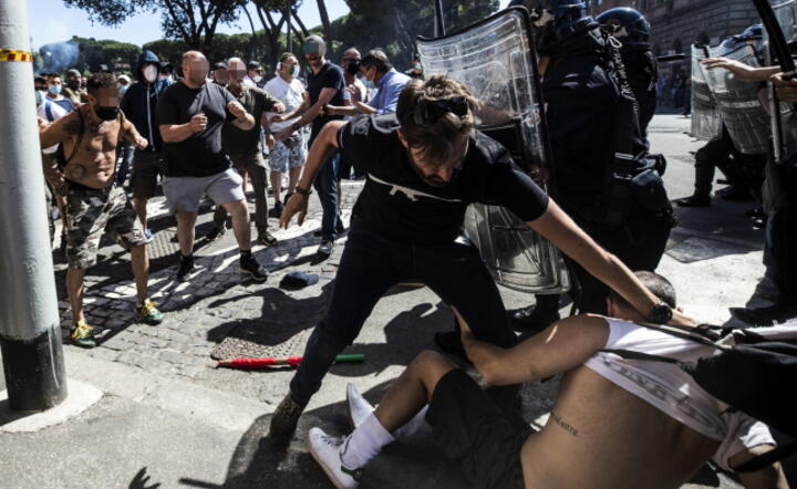 Neofaszyści starli się w Rzymie z policją / autor: PAP/EPA/ANGELO CARCONI
