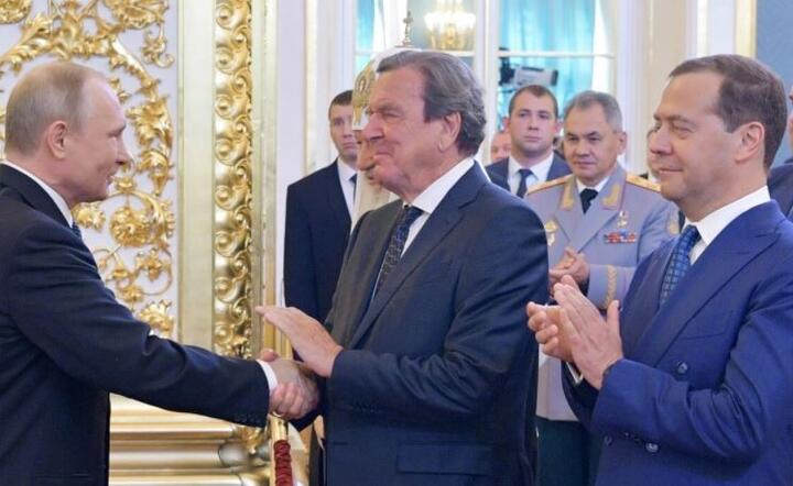 Władimir Putin,Gerhard Schroeder i Dmitrij Miedwiediew / autor: PAP/EPA/ALEXEI DRUZHININ