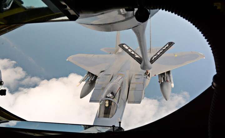 Skoordynowana operacja USA i Izraela przeciw Iranowi wstrząsnęła globalnymi rynkami. Na. tankowanie w powietrzu myśliwca USAF F-15. ZDJĘCIE ILUSTRACYJNE / autor: Pixabay