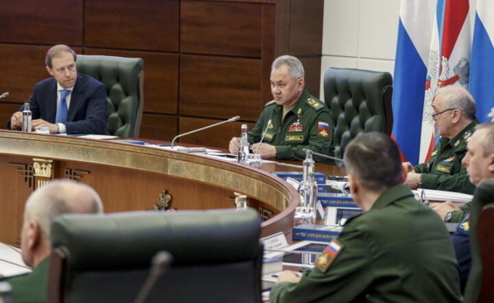 Rosyjski minister obrony, generał armii Siergiej Szojgu (C) i wicepremier, minister handlu i przemysłu Denis Manturow (L) / autor: PAP/EPA/RUSSIAN DEFENCE MINISTRY PRESS SERVICE/HANDOUT HANDOUT