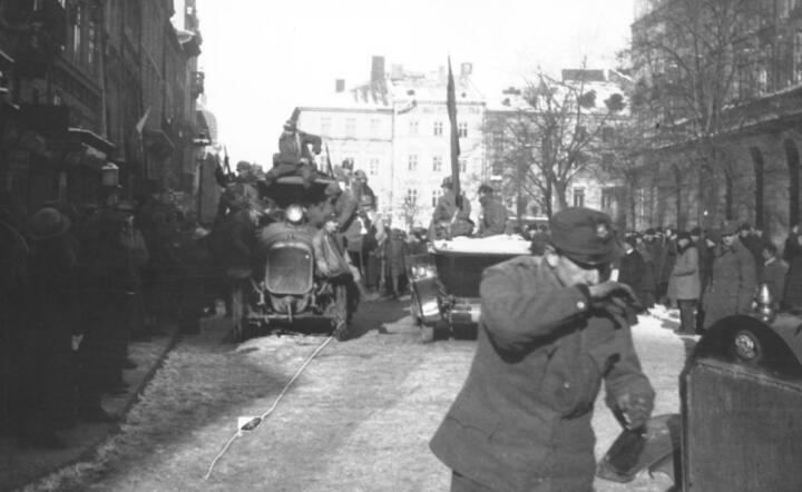 Walki polsko-ukraińskie - obrona Lwowa: żołnierze i mieszkańcy Lwowa na rynku. Widoczne samochody. 11.1918.  / autor: Fot. NAC