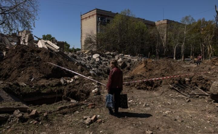 Na zdjęciu lej po eksplozji wystrzelonej przez Rosjan rakiety, która uderzyła w osiedle mieszkaniowe w ukraińskim Kramatorsku, w obwodzie charkowskim / autor: PAP/EPA/ROMAN PILIPEY