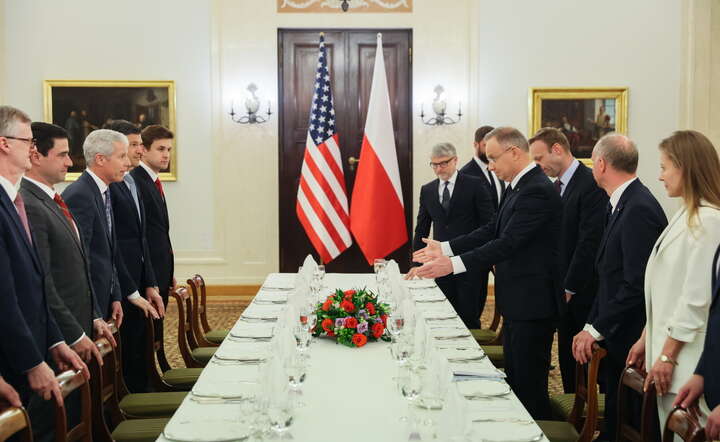 Prezydent RP Andrzej Duda (2P), sekretarz energii USA Chris Wright (2L) i sekretarz stanu w Kancelarii Prezydenta RP Wojciech Kolarski (P) podczas spotkania w Pałacu Prezydenckim w Warszawie / autor: PAP/Leszek Szymański