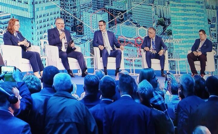 Panel dyskusyjny o gospodarce/Od lewej: Gertruda Uścińska, Marek Jakubiak, Mateusz Morawiecki, Konrad Banecki i Jakub Rybacki  / autor: Fratria 