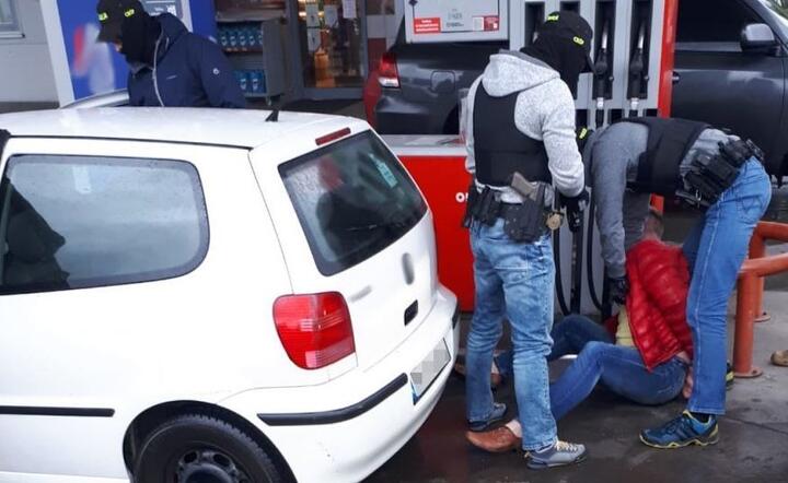 Policja w trakcie zatrzymania hakerów  / autor: Policja.pl 